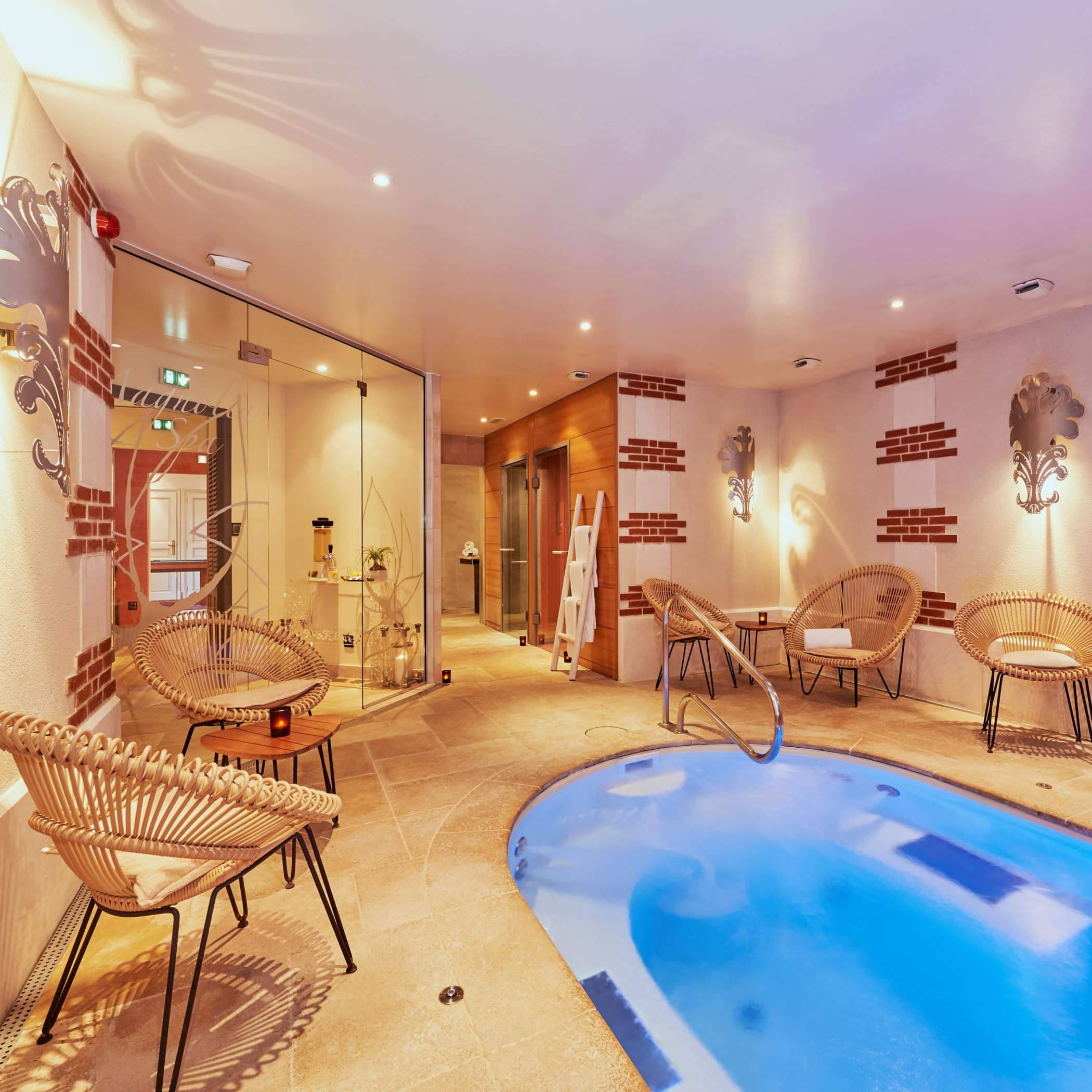 Indoor whirlpool bath at Château de Beaulieu, Spa Hotel in Touraine